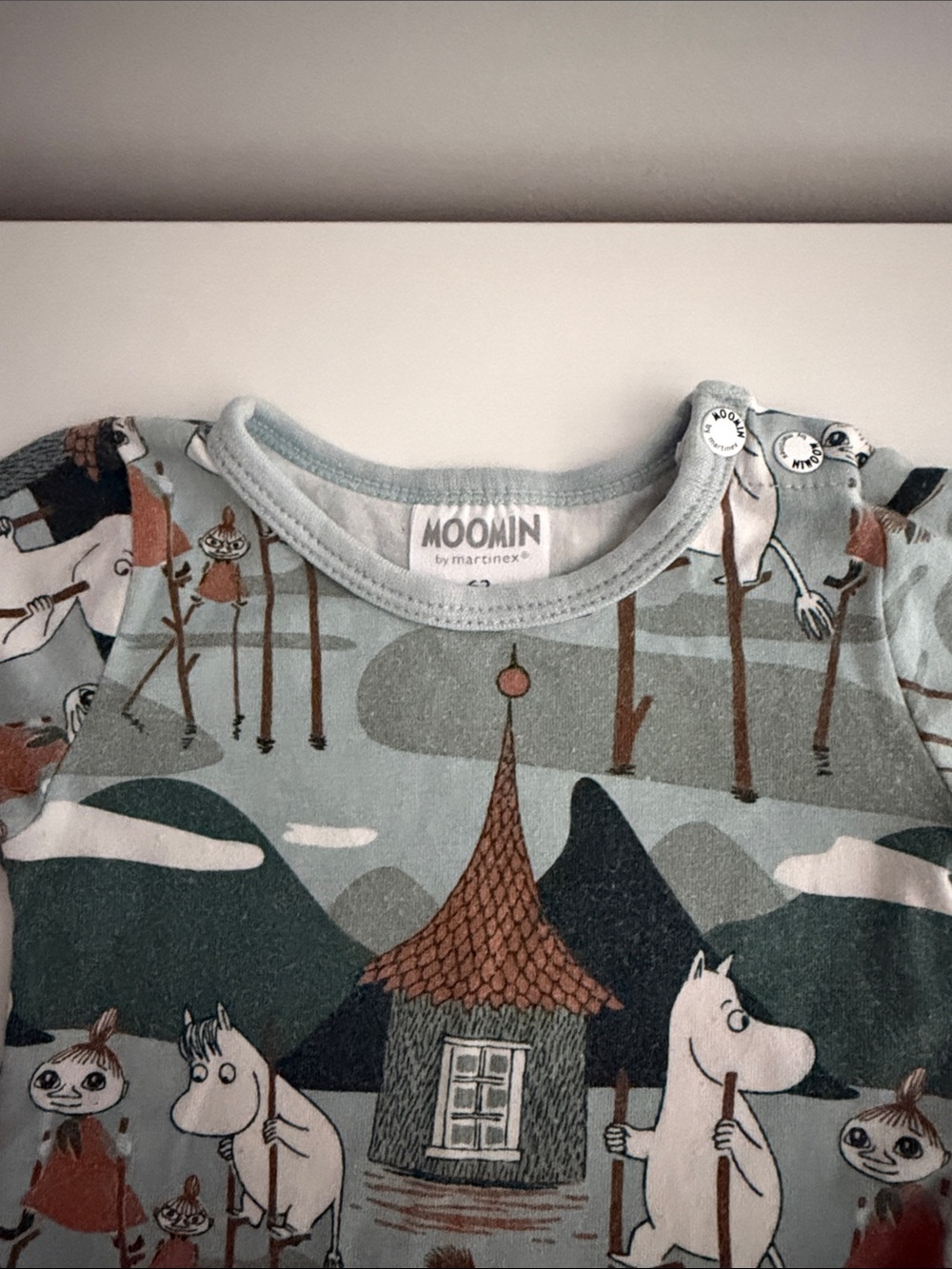 Moomin Long-Sleeve Baby Bodysuit in Sage Green Print Size 3-6M/62 cm - Picture 2 of 6